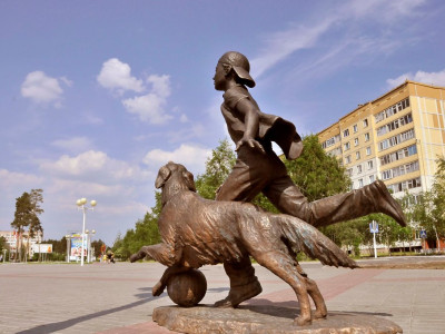 Бронзовая скульптура «Мальчик, играющий с собакой».