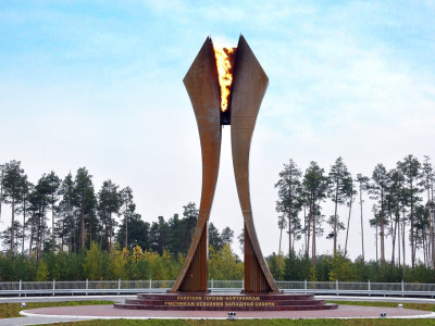 Памятник героям-нефтяникам участникам освоения Западной Сибири.